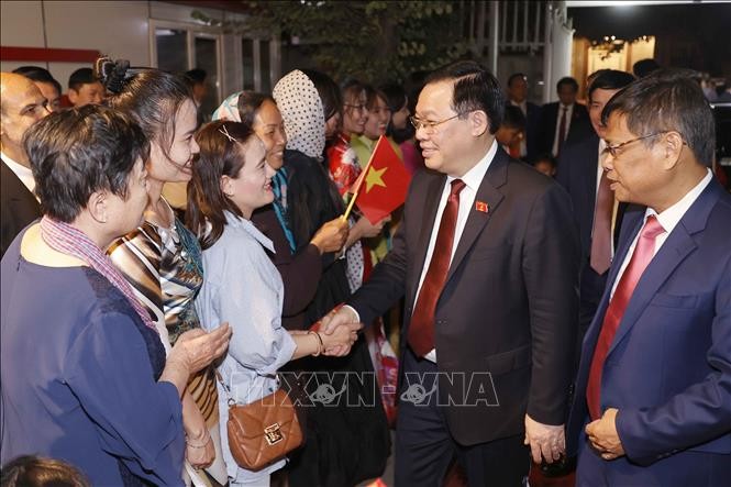 Chủ tịch Quốc hội thăm Đại sứ quán, cộng đồng người Việt tại Iran