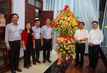 lanh dao tinh qua ng tri tham chuc mung trung tam hanh huong duc me la vang