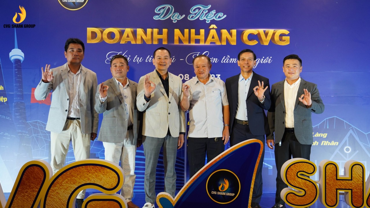 Đội ngũ chuyên gia chụp ảnh lưu niệm cùng ông Ngô Minh Tuấn – Chủ tịch Hội đồng Quản trị Tập đoàn CEO Việt Nam Global, người sáng lập Công ty Cổ phần Tập đoàn CVG Shark Group.