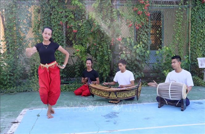 Cô gái Khmer tâm huyết với những điệu múa của dân tộc