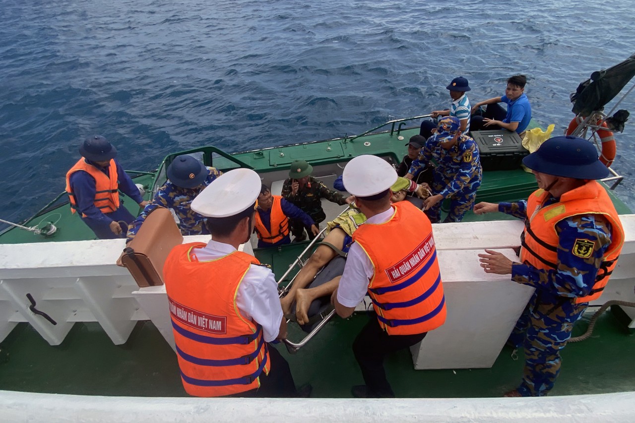 Vùng 4 hải quân đưa ngư dân bị nạn vào đảo Trường Sa điều trị