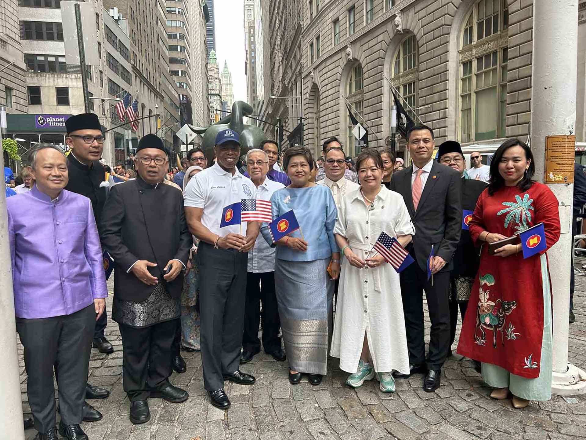 Thị trưởng thành phố New York Eric Adams cùng các Đại sứ, Trưởng phái đoàn  và Trưởng cơ quan Lãnh sự các nước ASEAN tại New York.