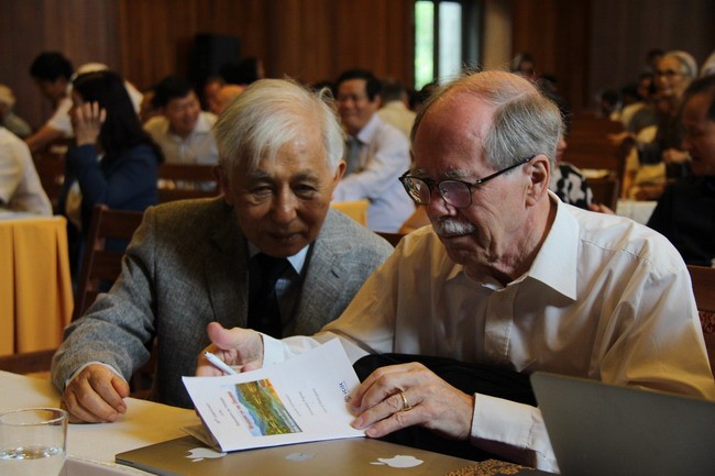 GS Gerard 't Hooft (bên phải) trò chuyện GS Trần Thanh Vân tại Hội nghị khoa học quốc tế “Các cửa sổ nhìn ra vũ trụ”.
