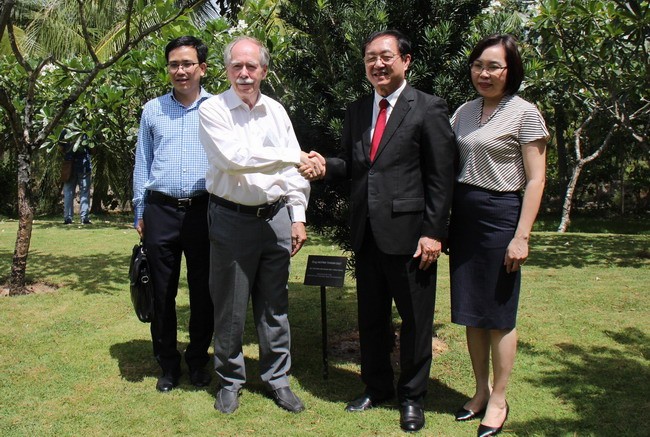 GS Gerard 't Hooft trò chuyện với Bộ trưởng Bộ KH&CN Huỳnh Thành Đạt.
