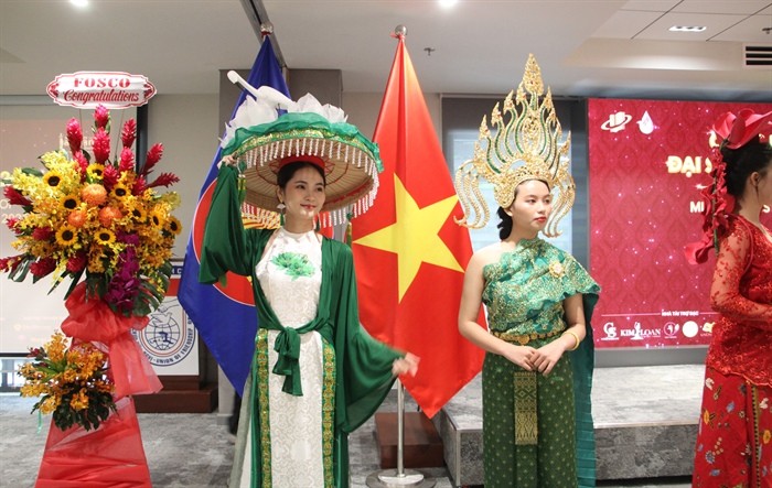 Trình diễn trang phục các quốc gia Đông Nam Á tại chương trình công bố cuộc thi