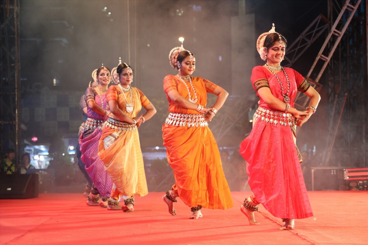 Các vũ sư của Ấn Độ trình diễn vũ điệu Pallavi trong Lễ hội Chào Việt Nam lần đầu tiên diễn ra vào năm 2022 tại Khánh Hòa. Ảnh: P.Linh
