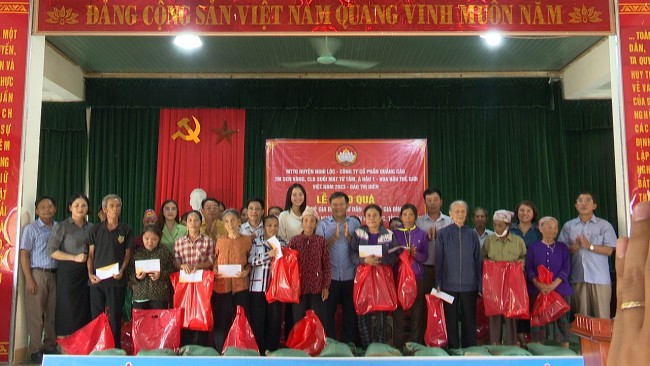 Nghệ An: Trao 102 suất quà cho ngư dân, gia đình khó khăn ở các xã vùng biển huyện Nghi Lộc