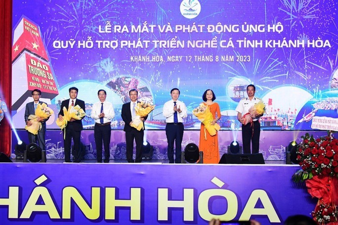 Phó Thủ tướng Trần Hồng Hà (thứ 3 từ phải sang) dự lễ ra mắt Hội đồng Quản lý Quỹ Hỗ trợ phát triển nghề cá Khánh Hòa. (Ảnh: Báo Người lao động)