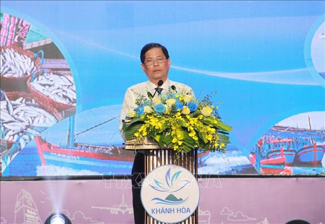 Ông Nguyễn Tấn Tuân, Chủ tịch Ủy ban nhân dân tỉnh Khánh Hòa phát biểu kêu gọi người dân tiếp tục ủng hộ Quỹ hỗ trợ, phát triển nghề cá tỉnh Khánh Hòa. (Ảnh: TTXVN)