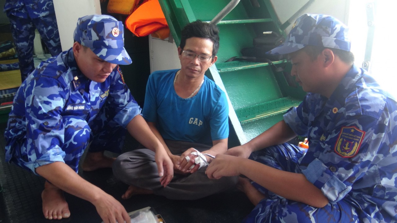 Tổ quân y tàu CSB 2015 sơ cứu ngư dân bị tai nạn lao động trên biển.