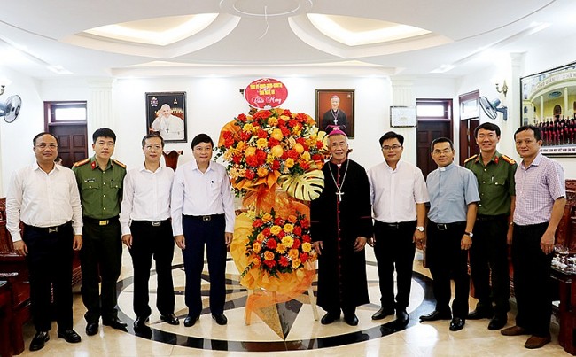 Lãnh đạo tỉnh Nghệ An đến chúc mừng Giáo phận Vinh nhân dịp Lễ Quan Thầy