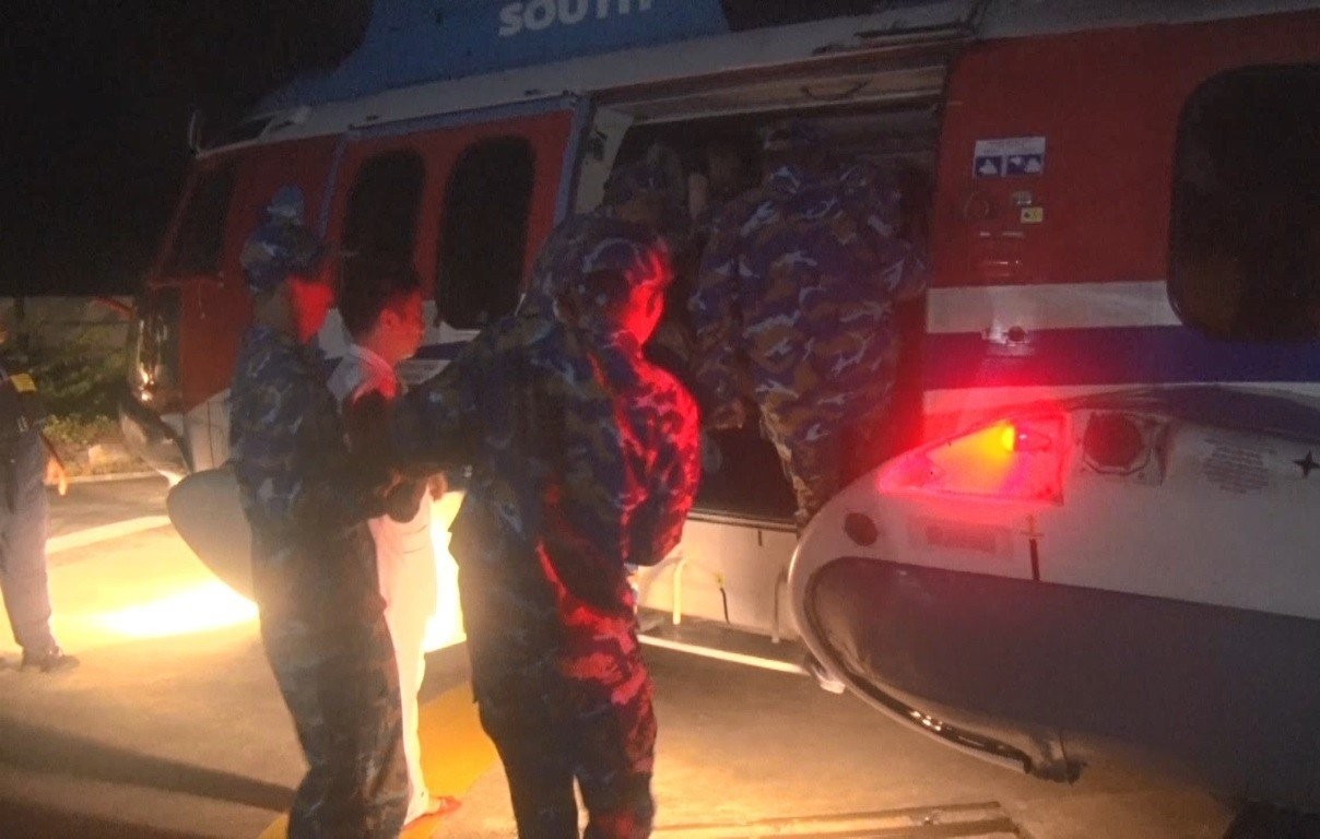 Điều trực thăng đưa bệnh nhân từ đảo Phan Vinh vào đất liền chữa trị