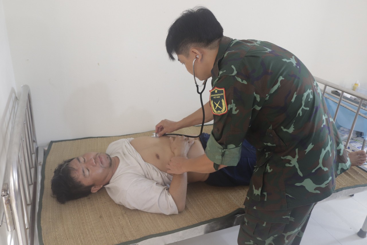 Điều trực thăng đưa bệnh nhân từ đảo Phan Vinh vào đất liền chữa trị