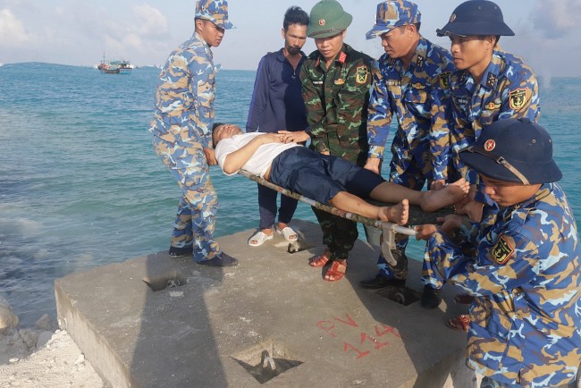 Điều trực thăng đưa bệnh nhân từ đảo Phan Vinh vào đất liền chữa trị