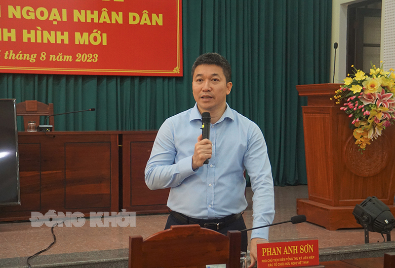 Phó chủ tịch kiêm Tổng Thư ký Liên hiệp các tổ chức hữu nghị Việt Nam Phan Anh Sơn giới thiệu chuyên đề tại hội nghị.