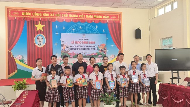 Trao tặng 2.000 đầu sách và Thư viên xanh cho 2 trường học ở Thị xã Hoàng Mai (Nghệ An)