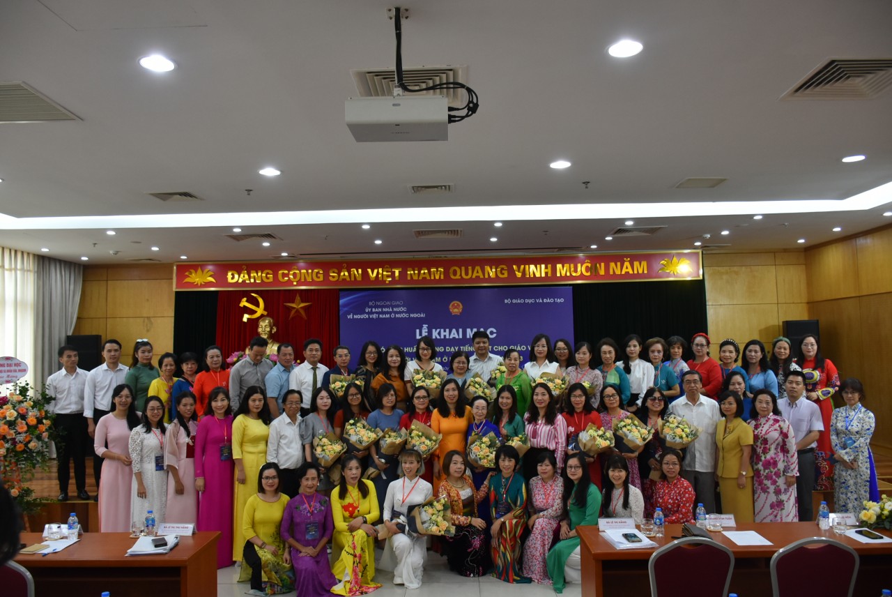 Khai giảng khoá tập huấn tiếng Việt cho 60 giáo viên đến từ 17 quốc gia, vùng lãnh thổ