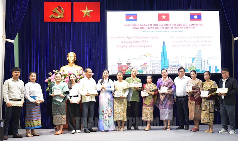 Lãnh đạo các đơn vị của TPHCM tặng quà gia đình sinh viên Lào, Campuchia đang học tập tại TPHCM.