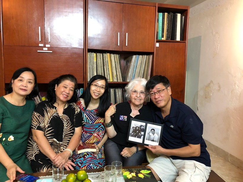 bà Judy Gumbo thăm nhà Xuân Oanh, 2020.jpg