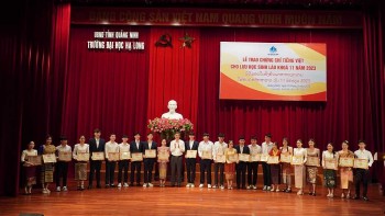 Lưu học sinh Lào Trường Đại học Hạ Long nhận chứng chỉ tiếng Việt