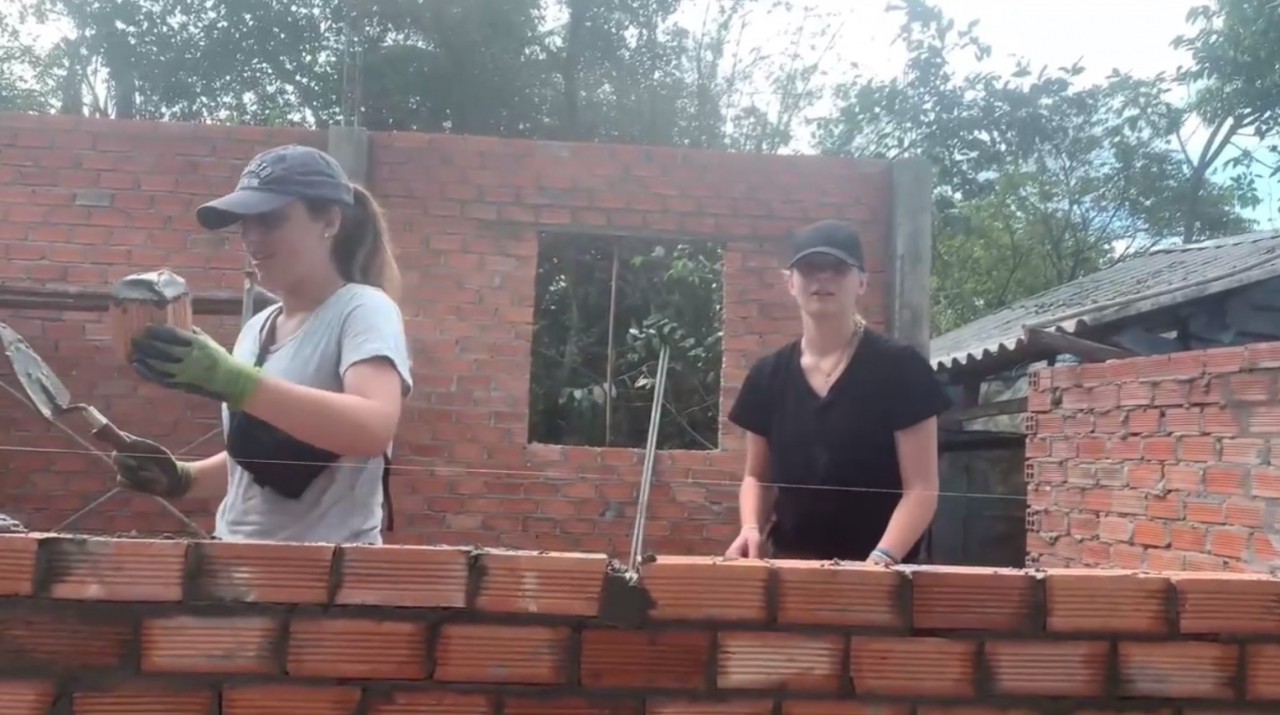 Thanh niên quốc tế cùng xây nhà tình thương cho hộ gia đình Việt