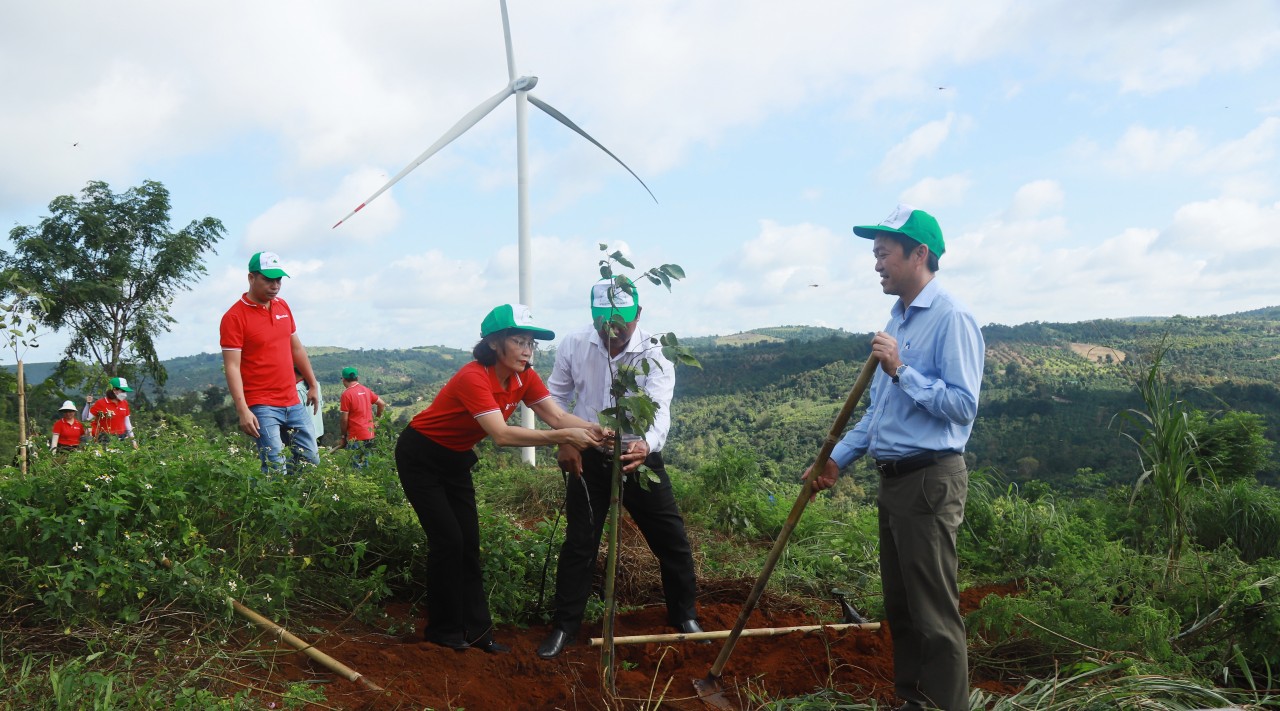 SeABank trao tặng 25.000 cây phủ xanh đất rừng tại Đắk Lắk