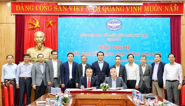 Cụm số 1 Liên hiệp các tổ chức hữu nghị Việt Nam ký kết giao ước thi đua năm 2023 (Ảnh: Báo Vĩnh Phúc).