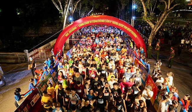 Thừa Thiên Huế: Hơn 13.500 người tham gia chạy vì cộng đồng với chủ đề "Nâng bước em đến trường"