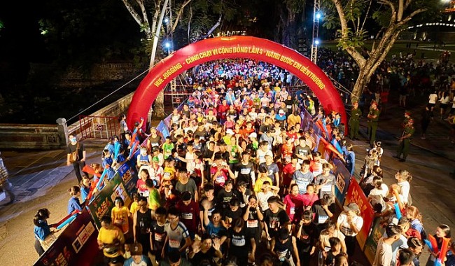 Thừa Thiên Huế: Hơn 13.500 người tham gia chạy vì cộng đồng với chủ đề "Nâng bước em đến trường"