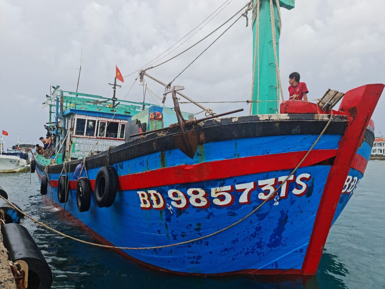 Dân sinh - Hỗ trợ khắc phục sự cố hỏng hệ thống tời lưới cho tàu cá Bình Định