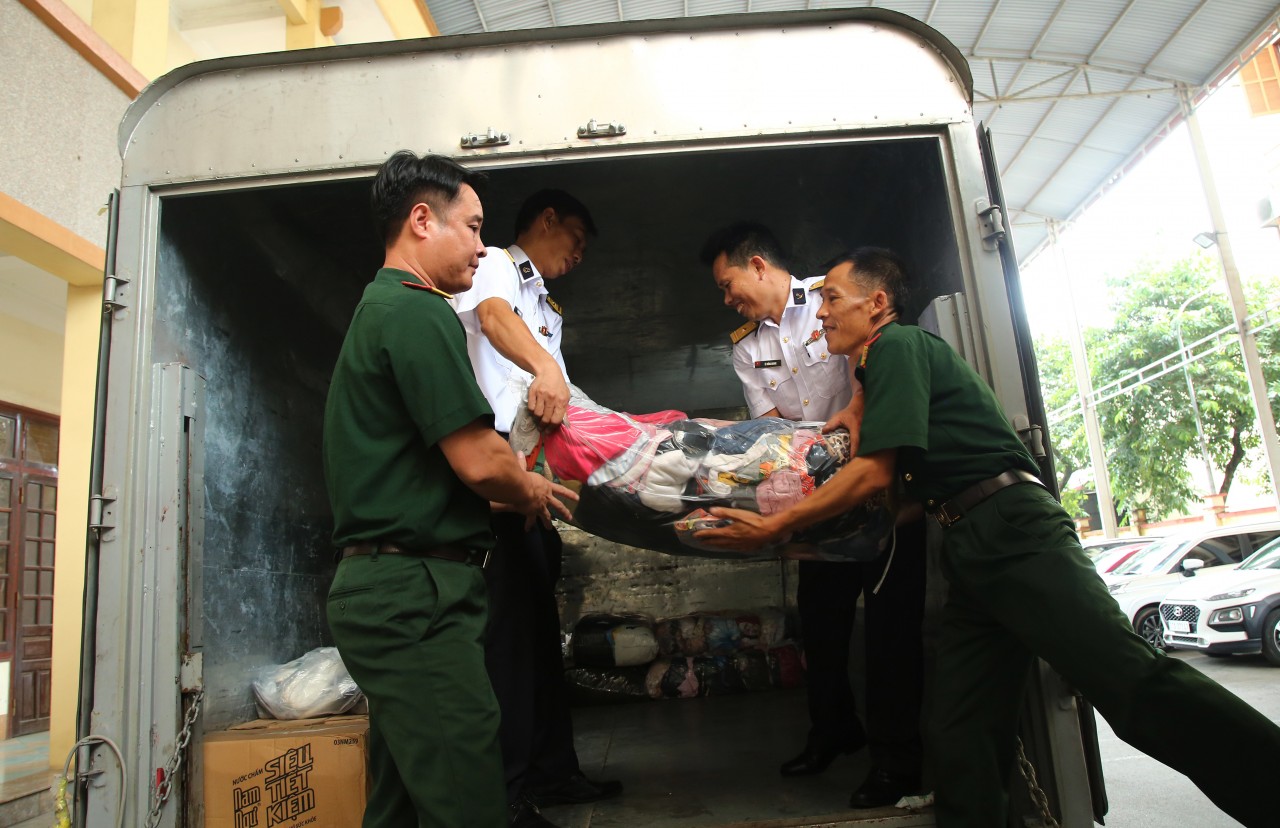 Cục Chính trị Hải quân thăm hỏi, tặng quà đồng bào vùng lũ Mù Cang Chải