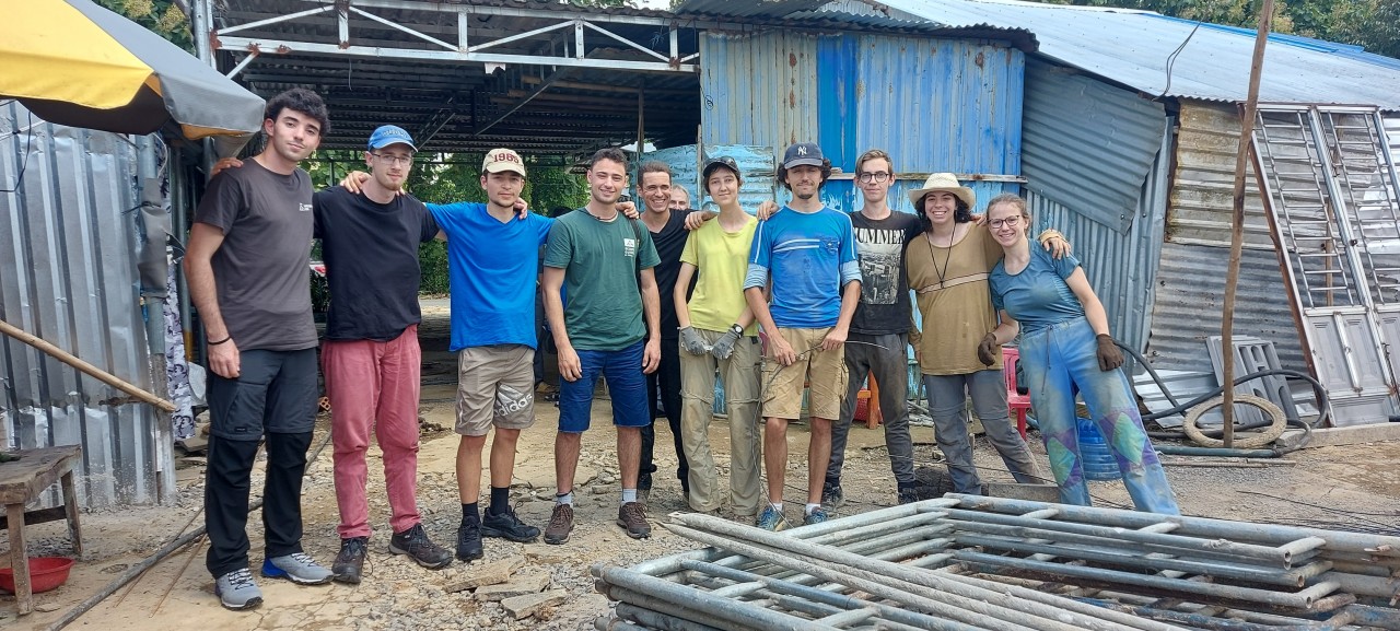 Đoàn sinh viên tình nguyện của tổ chức LEDD/Pháp cùng tham gia xây dựng nhà hữu nghị