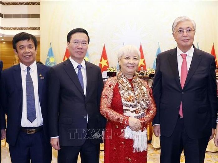 Chủ tịch nước Võ Văn Thưởng và Tổng thống Kazakhstan Tokayev chụp ảnh cùng ông Lê Hồng Hạnh và bà Nguyễn Mỹ Loan tại tiệc chiêu đãi tối 21/8 (Ảnh: TTXVN)
