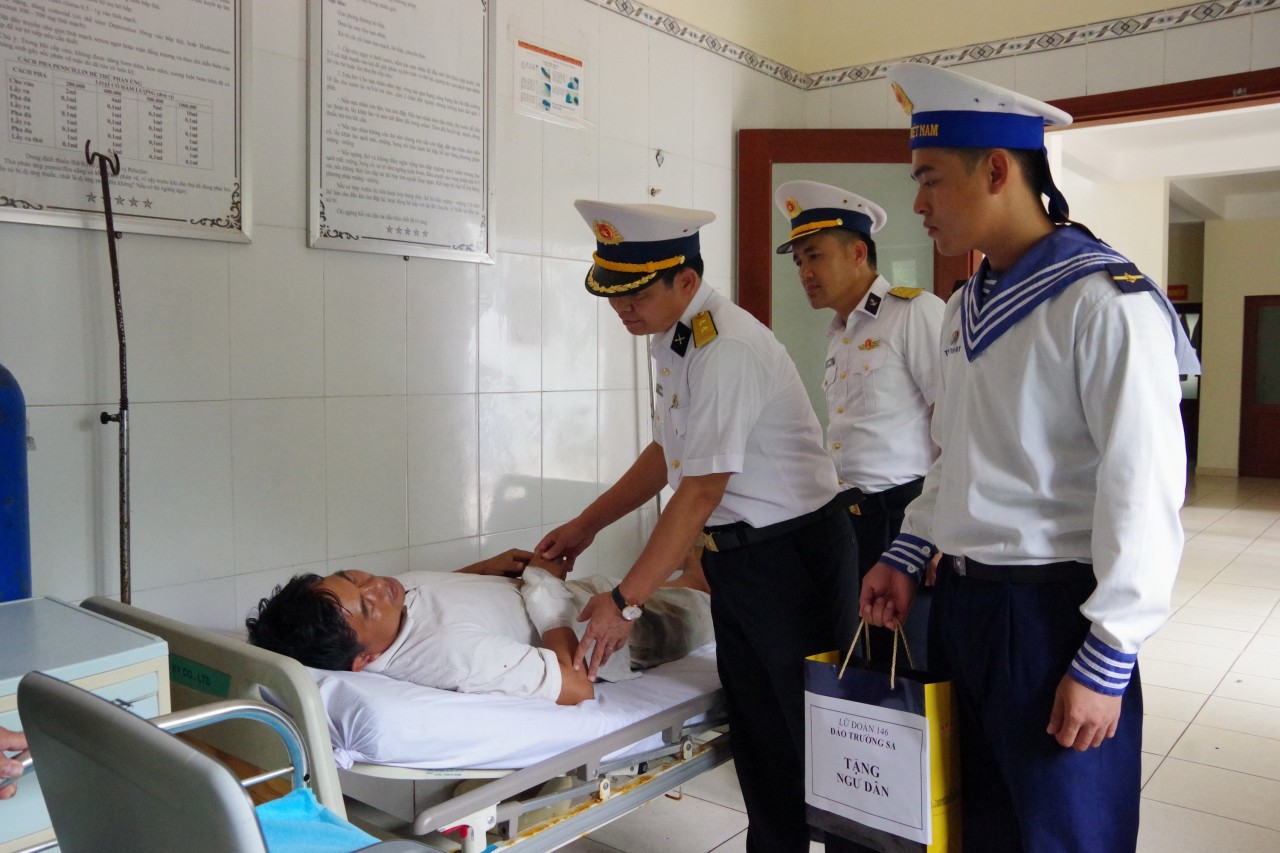 Khánh Hòa: Cấp cứu kịp thời ngư dân bị tai nạn lao động trên biển