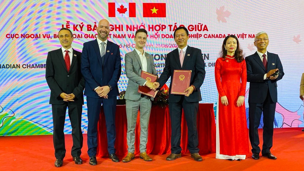 Tại Lễ kỷ niệm 50 năm thiết lập quan hệ ngoại giao Việt Nam-Canada kết hợp Gặp gỡ Canada, Cục Ngoại vụ (Bộ Ngoại giao) và CanCham đã ký kết Bản ghi nhớ hợp tác (Ảnh: Thế giới & Việt Nam).