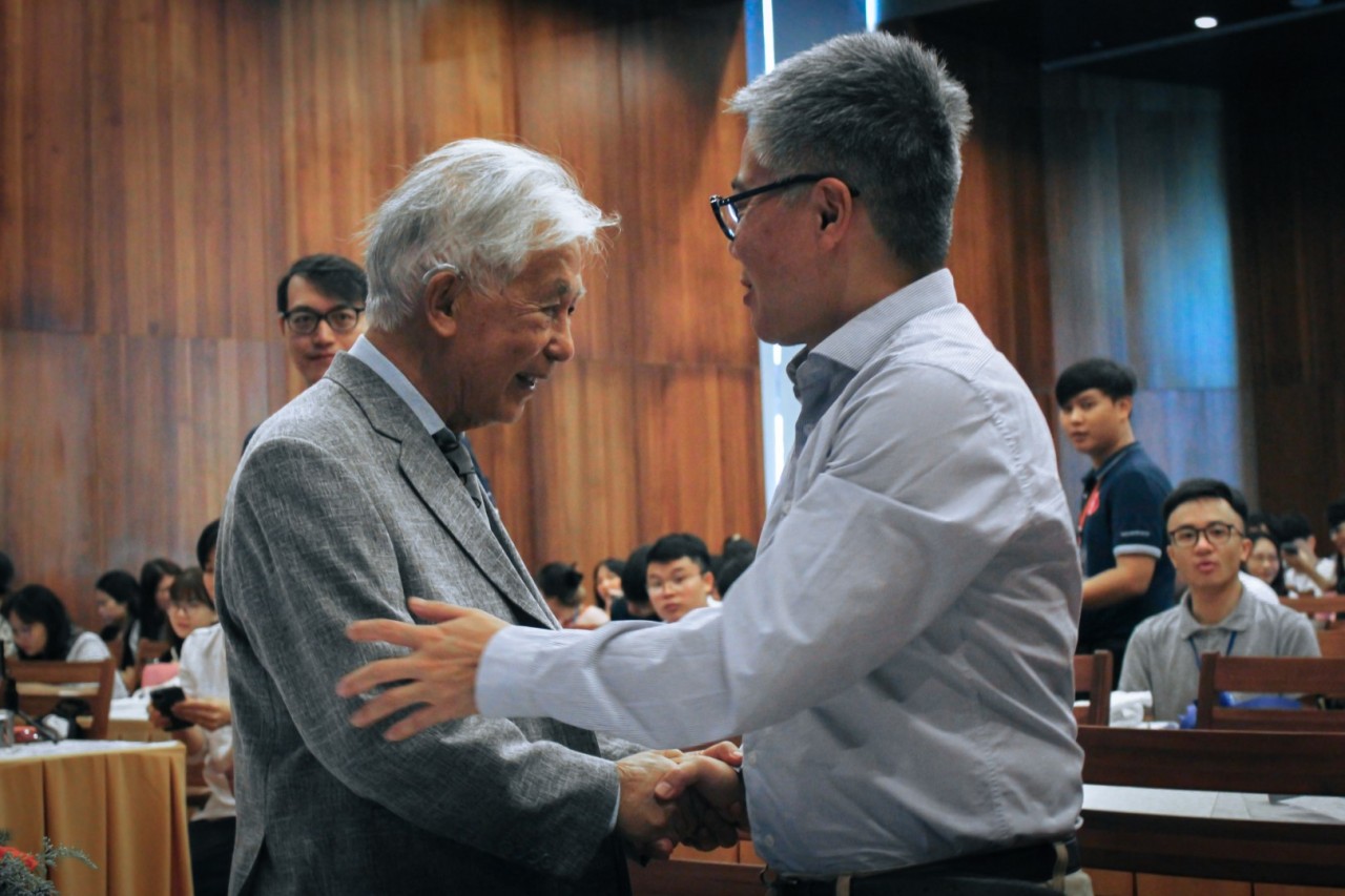 Giáo sư Trần Thanh Vân và giáo sư Ngô Bảo Châu tham gia vào cuộc bàn tròn giữa Trường hè Khoa học Việt Nam (VSSS) cùng hai đơn vị bảo trợ chính là ICISE và Viện Nghiên cứu cao cấp về Toán (VIASM).