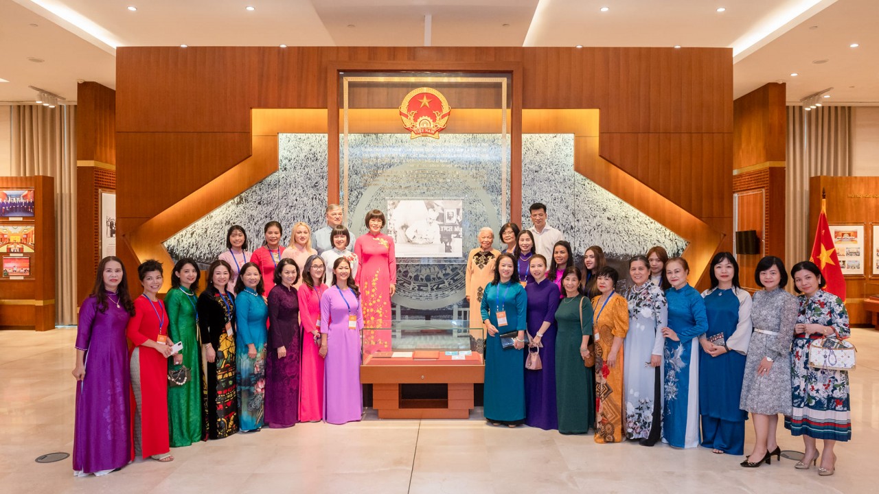 Đoàn đại biểu Diễn đàn Phụ nữ Việt Nam tại Châu Âu thăm nhà Quốc hội Việt Nam