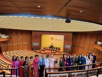 Đoàn đại biểu Diễn đàn Phụ nữ Việt Nam tại Châu Âu thăm nhà Quốc hội Việt Nam