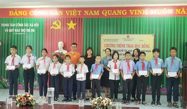 Dành tặng 100 suất học bổng cho học sinh khuyết tật, nạn nhân chất độc da cam tại Thừa Thiên Huế