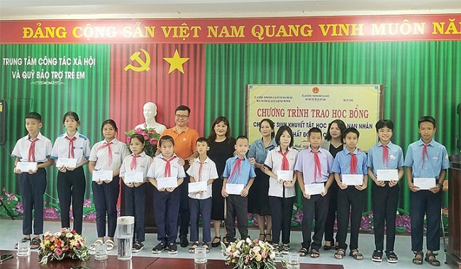 Dành tặng 100 suất học bổng cho học sinh khuyết tật, nạn nhân chất độc da cam tại Thừa Thiên Huế