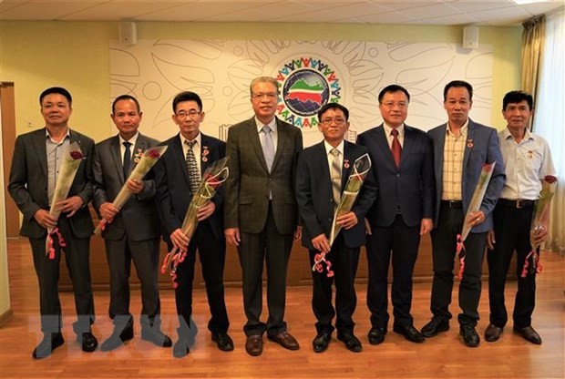 Trao tặng huy hiệu 30, 40 năm tuổi Đảng cho các đảng viên tại Kazan | Người Việt bốn phương | Vietnam+ (VietnamPlus)