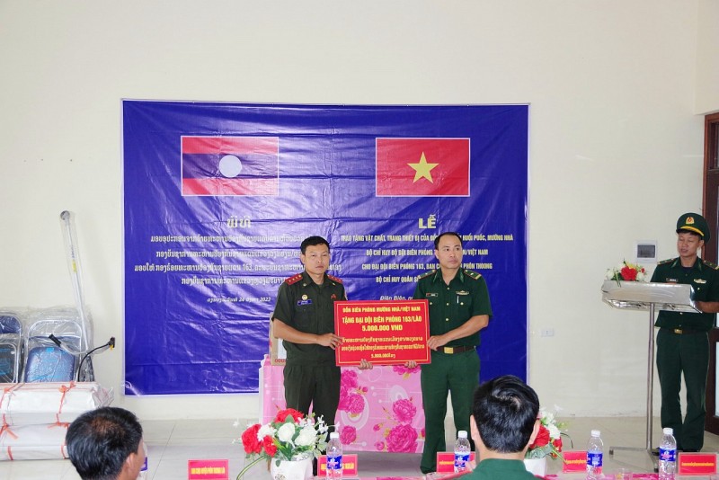 Bộ đội Biên phòng Điện Biên tặng quà cho Biên phòng Lào
