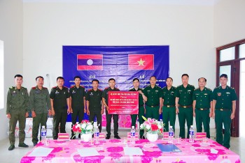 Bộ đội Biên phòng Điện Biên tặng quà cho Biên phòng Lào