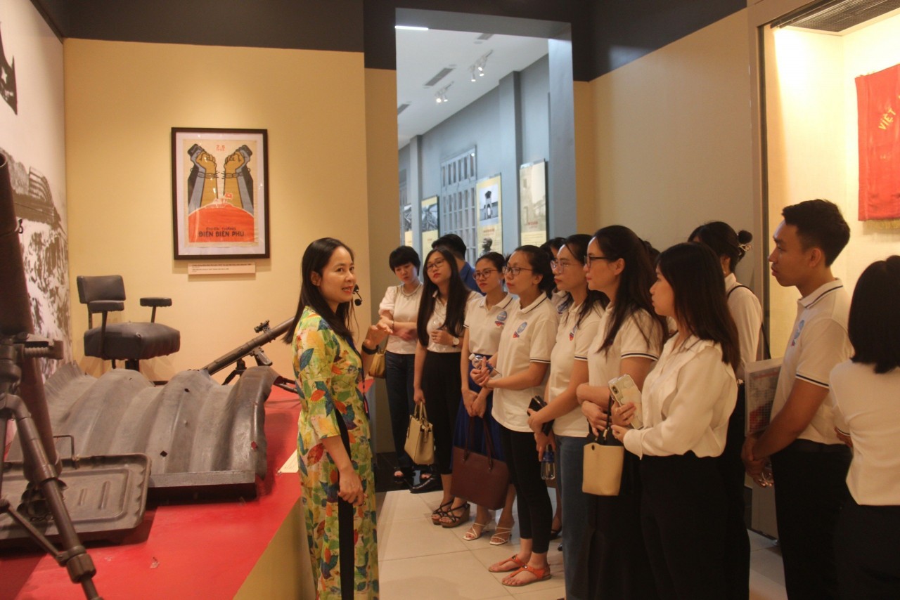 Thanh niên VUFO thăm bảo tàng, giới thiệu sách nhân kỷ niệm ngày Quốc khánh 2/9