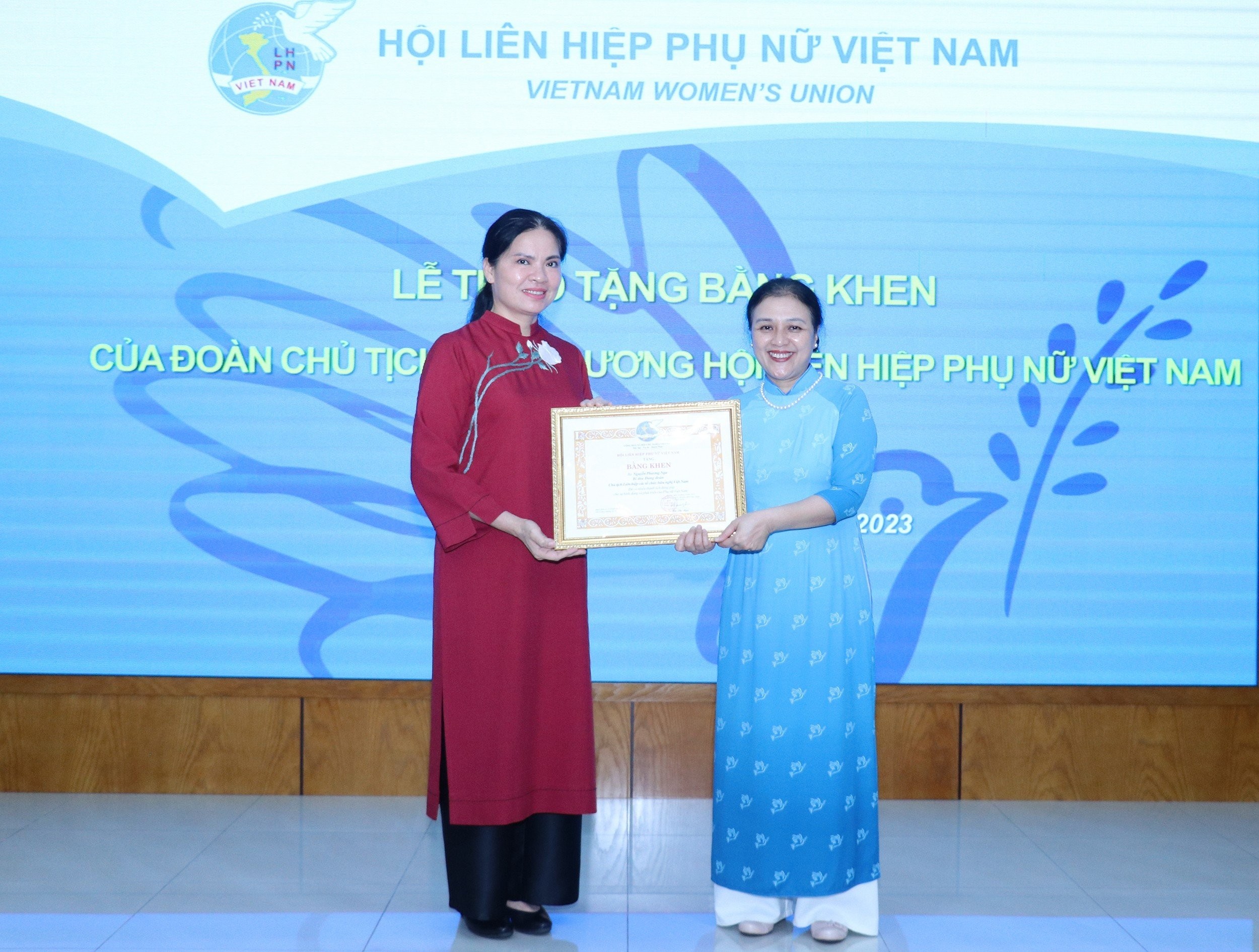 Chủ tịch Hội Liên hiệp Phụ nữ Việt Nam Hà Thị Nga (bìa trái) trao tặng Bằng khen của Trung ương Hội cho Đại sứ Nguyễn Phương Nga, Chủ tịch Liên hiệp các tổ chức hữu nghị Việt Nam (Ảnh: Thu Hà).