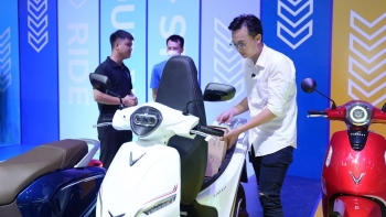 Khách hàng mạnh tay chốt đơn xe máy điện tại triển lãm “VinFast - Vì tương lai xanh”