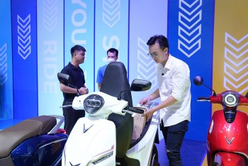 Khách hàng mạnh tay chốt đơn xe máy điện tại triển lãm “VinFast - Vì tương lai xanh”