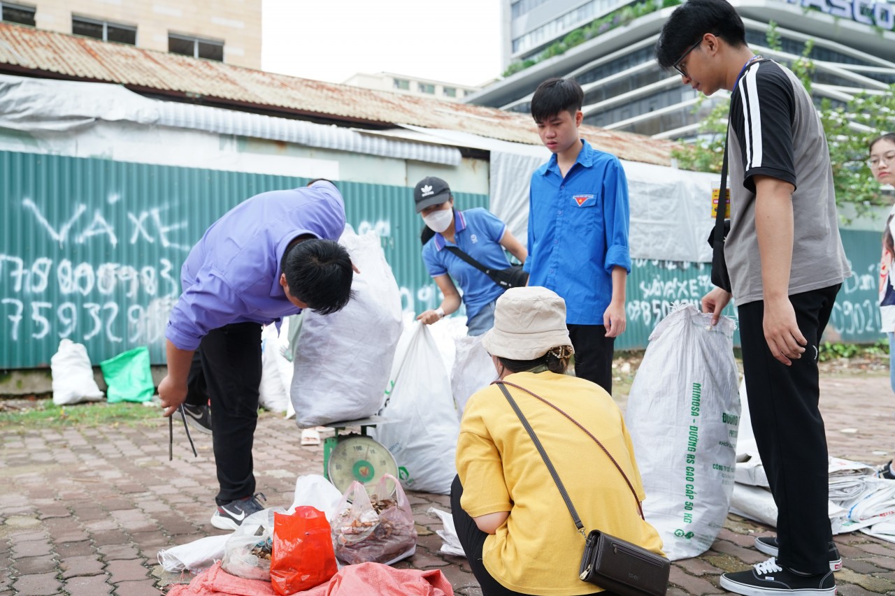 Hà Nội: tuyến đường Phạm Hùng sạch đẹp hơn nhờ sự chung tay của tình nguyện viên