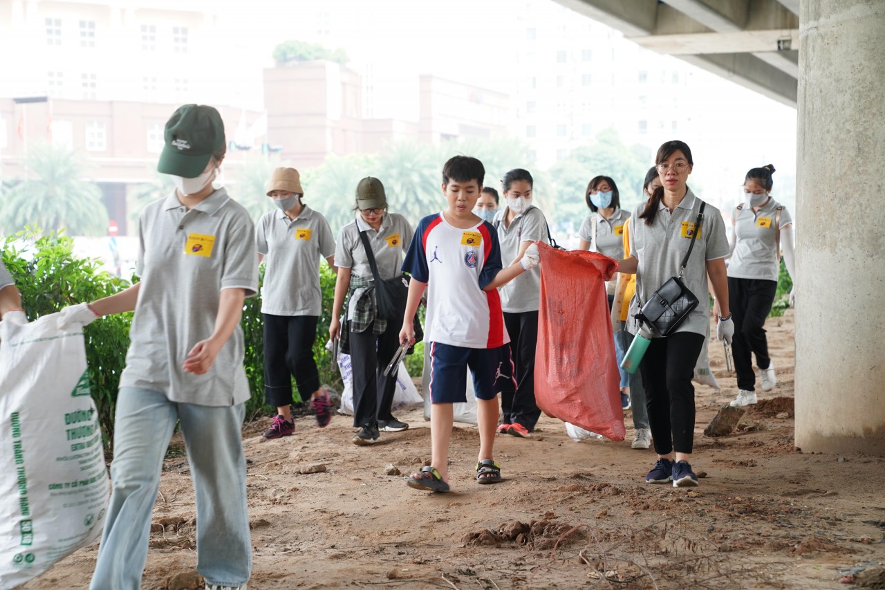 Hà Nội: tuyến đường Phạm Hùng sạch đẹp hơn nhờ sự chung tay của tình nguyện viên