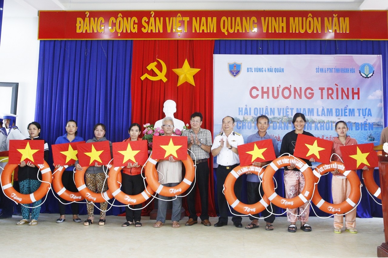 Vùng 4 tặng quà và khám bệnh, cấp thuốc cho ngư dân tỉnh Khánh Hòa